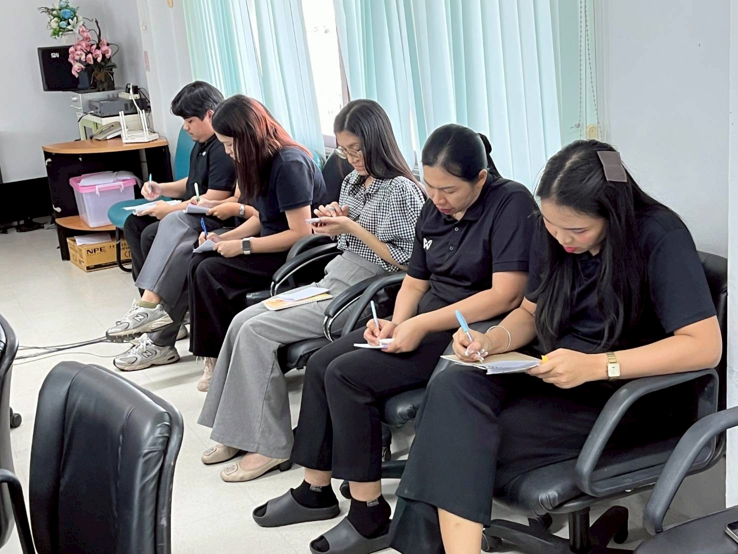 title - ผู้ตรวจราชการ ส.ป.ก. ประชุมติดตามผลการดำเนินงานตามแผนการตรวจราชการ ของ ส.ป.ก. ประจำปีงบประมาณ พ.ศ. 2569 รอบที่ 1 พร้อมลงพื้นที่มอบกิ่งพันธุ์โกโก้คุณภาพดีจำนวน 3,000 ต้น ณ จังหวัดชุมพร